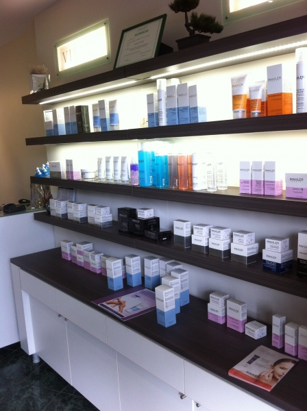 Etag&egrave;re avec LED incorpor&eacute;es pour la mise en valeur des produits.