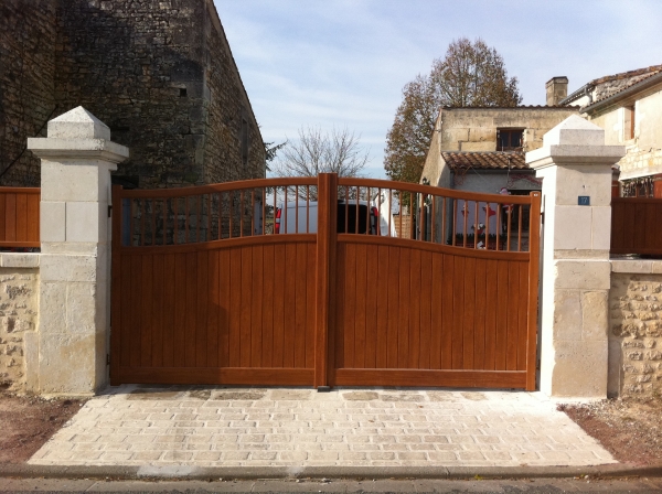 Portail aluminium couleur ch&ecirc;ne dor&eacute;, s'accorde parfaitement avec la vieille pierre.