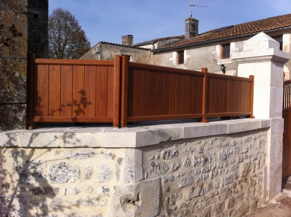 Cl&ocirc;ture assortie aux portail et portillon ch&ecirc;ne dor&eacute;. Accord parfait avec la pierre, sans l'entretien du bois!