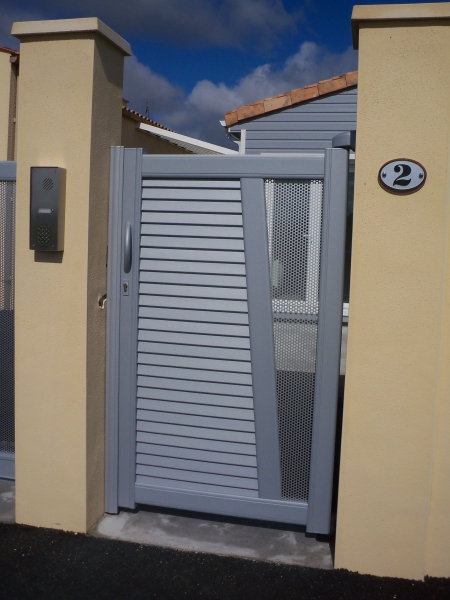 Portillon aluminium &eacute;quip&eacute; d'une g&acirc;che &eacute;l&eacute;ctrique avec l'intrephone.