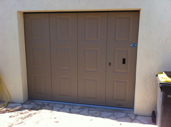 Porte de garage coulissante laterale.